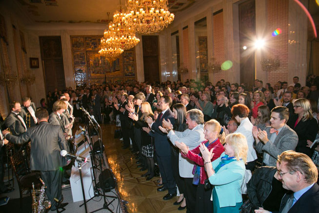 A standing ovation at the end of the concert.